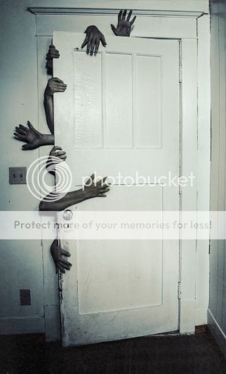 photo zombies_door_zps152e0639.jpg